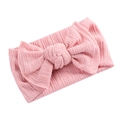 Detail der rosa gerippten Strickstruktur und gekreuzten Schleife am Baby Stirnband - Hellrosa