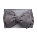 Gros plan du bandeau bébé gris foncé en tricot doux avec grand nœud élégant - Gris