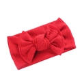 Detail eines roten Baby-Stirnbandes aus Rippbaumwolle mit großer gestrickter Schleife - Rot