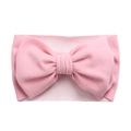 Détail du bandeau bébé rose souple et élastique avec un grand nœud en tissu superposé - Rose Clair