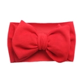 Vue détaillée d'un grand bandeau de bébé rouge avec nœud en tissu tricoté souple - Rouge