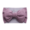 Vue détaillée du bandeau bébé rose poudré avec un grand nœud double couche et tissu doux - Violet foncé