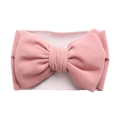 Vue détaillée du bandeau rose à nœud pour bébé avec une texture en nylon doux et extensible - Fard à joues