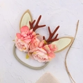 Bandeau de Noël avec bois de renne, fleurs roses et cordon élastique en nylon souple - Bois de Cerf Brun Foncé avec Fleurs de Soie Roses Style Forêt (HFL121)