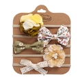Dettaglio del set di 5 fasce per neonati con fiocchi in pizzo e accenti floreali - Combinazione Perla Pizzo Giallo Marrone (DP061-4)