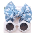 Dettaglio fascia blu con fiori e occhiali da sole a fiore bianco su cartoncino - Stile Floreale Blu (DP028-11)