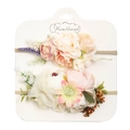 Dettaglio di fasce per neonati con rose artificiali e bacche su scheda espositiva - Dp079-9
