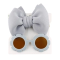 Detailansicht von Kinder-Blumen-Sonnenbrille und grauem Schleifen-Haarband auf Display - Grau Schleife Stirnband Set (DP076-9)