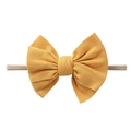 Dettaglio di una fascia per neonati con fiocco a coste giallo senape e nylon elastico - Curcuma