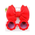 Dettaglio del set con occhiali da sole a fiore rosso e fascia per capelli con grande fiocco - Rosso