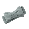 Détail du bandeau pour bébé en tissu côtelé bleu gris avec un grand nœud - Vert Haricot