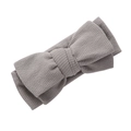Détail du tissu en maille côtelée grise et du double nœud sur le bandeau pour bébé - Gris clair