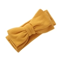 Détail du bandeau côtelé pour bébé jaune moutarde avec un grand nœud en tricot multicouche - Jaune Gingembre