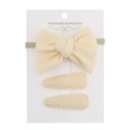Detalle del conjunto de diadema con lazo beige y dos pinzas ovaladas en tarjeta expositora - Beige (DP095-2)
