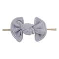 Dettaglio del fiocco in tessuto a nido d'ape viola chiaro su fascia elastica per neonati - Grigio chiaro