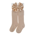Detalle de calcetín beige de punto para bebé con lazo grande de terciopelo y cartón - Pequeño (0-12m) / Caqui