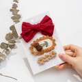 Lot détaillé de trois barrettes à fleurs en tricot et bandeau nœud en dentelle rouge - Style Rouge Foncé Ajouré (DP105-4)
