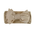 Détail du bandeau bébé en nylon souple avec nœud à pois suisses en beige - Khaki