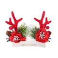 Pinzas de reno navideño con flores rojas y agujas de pino verde sobre tarjeta blanca - Estilo de Asta Roja Flor Piña (PP171-1)