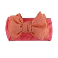 Détail du bandeau en nylon rose avec un grand nœud en jacquard et texture à pois suisses - Rouge pastèque