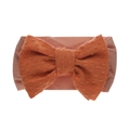 Détail du nœud à pois 3D et de la bande en nylon élastique sur le bandeau pour bébé - Orange