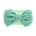 Détail du bandeau bébé vert clair avec tissu côtelé et gros nœud à pois blancs - Menthe