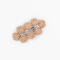 Detailansicht der apricotfarbenen Häkelblume auf Baby-Haarclip mit robustem Metall-BB-Clip - Aprikose (PP185-7)