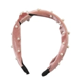 Dettaglio del cerchietto in velluto rosa con perle e un elegante design con nodo - Rosa Coreano