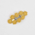 Detailansicht der gelb bestickten Gänseblümchen-Haarklammer für Babys mit silberner Metallbasis - Bright Yellow (PP185-43)