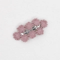 Detail der handgestrickten Blumenhaarklammer in Altrosa mit silbernem Metallschnabelclip - Mauve (PP185-50)