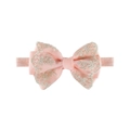 Dettaglio fascia per neonata rosa con fiocco a strati e raffinato ricamo in pizzo floreale - Rosa Chiaro (EE128-5)