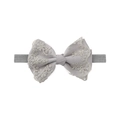 Dettaglio di una fascia neonata con fiocco in pizzo grigio a doppio strato e ricamo floreale - Grigio (EE128-9)
