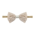 Dettaglio della fascia in pizzo di cotone crema con motivo traforato ed elastico morbido - Fiocco in Pizzo Traforato Beige / Beige