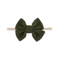 Detailaufnahme einer olivgrünen Strickschleife und weichem Nylon-Babystirnband - Dunkelgrün Stil (EE125-42)