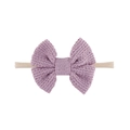 Detailansicht der fliederfarbenen Waffelstrick-Schleife am weichen Nylon-Babystirnband - Hellviolett Stil (EE125-50)