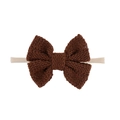 Detailansicht der handgestrickten dunkelbraunen Schleife auf weichem Nylon-Baby-Stirnband - Dunkelbraun Stil (EE125-51)