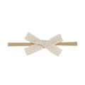 Vue détaillée du bandeau bébé en dentelle beige avec nœud et nylon élastique doux - Style Double Couche Beige (EE130-6)
