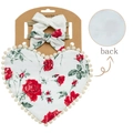 Dettaglio della bavaglia in cotone per neonati con stampe di rose e fasce coordinate - Stile Rosa Rossa (DP132-1)