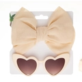 Set con fascia a fiocco crema e occhiali da sole a cuore su cartoncino bianco - Kaki