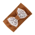 Baby haarband van wafelbreisel in karamel met een strikje met paarse bloemenprint - Karamelbruine Stijl (KK182-8)