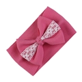 Donkerroze baby hoofdband met grote strik en wit kanten bloemmotief detail - Donkerroze (KK185-15)