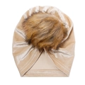 Detailansicht der Baby-Turban-Mütze aus champagnerfarbenem Samt mit flauschigem Kunstpelz-Pompon - Champagner (SS70-33)