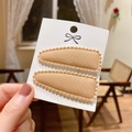 Lot de deux pinces à cheveux en tissu avoine avec bordure en dentelle bébé - Bord Festonné Avoine (PP174-44)
