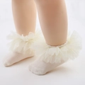 Calcetines para niña en color marfil con encaje de volantes y malla de algodón suave - Blanco Roto (UU03-3)