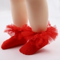 Chaussettes de bébé rouge vif avec bordures en dentelle plissée et maille de coton doux - Rouge (UU03-20)