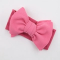 Baby roze nylon hoofdband met grote wafelstructuur strik en zachte elastische band - Middenroze (KK105-15)