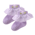 Hellviolette Babysocken aus Baumwolle mit Spitzenrüschen und Satinblumen-Verzierung - Lila (UU05-24)