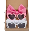 Kinder Herz-Sonnenbrille und Satin-Bogen Stirnband Geschenkset in Rosa und Weiß - Sonnenbrillen Haarband Geschenkbox Set