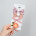 Set mit 4 niedlichen Baby-Haarspangen in Rosa und Koralle aus Baumwolle und Spitze - Rosa Lila Blumen Leder Und Filzblume Stil (DP174-5)