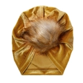 Goldene Samt-Babymütze mit großem Kunstfell-Bommel und glänzender Textur - Goldgelb (SS70-40)